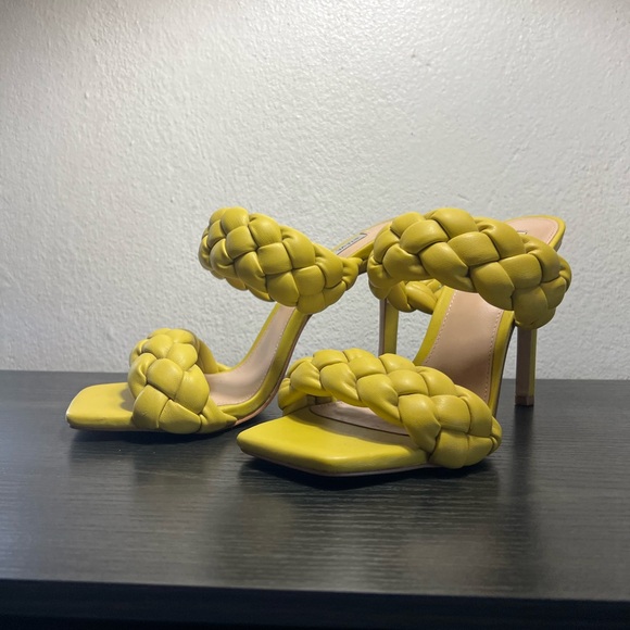 Steve Madden heels. Fun pop of color for the summer. - Picture 1 of 4